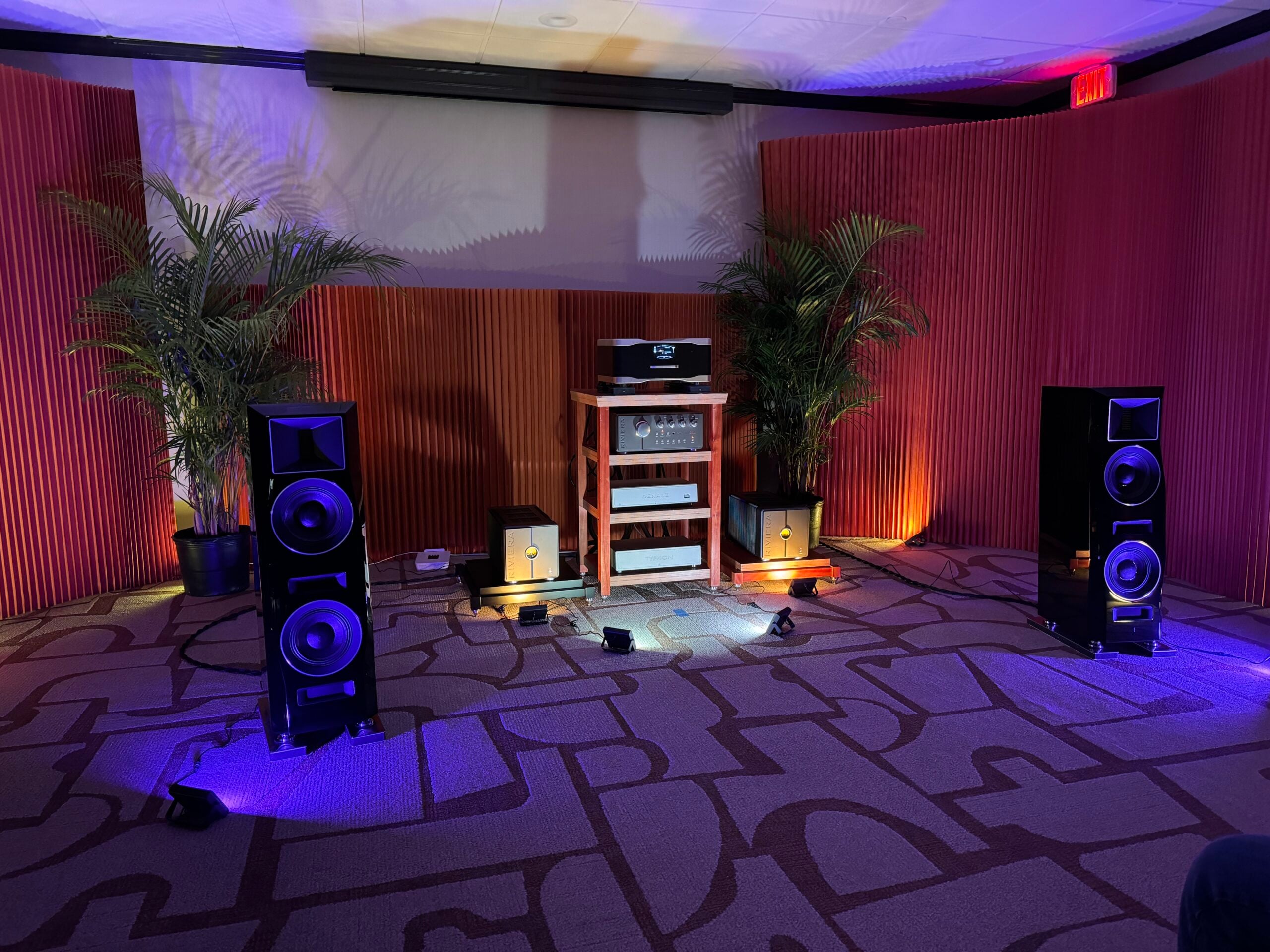 Bending Wave demonstrated the new Wadax Studio Player and Göebel Diva Comptesse.